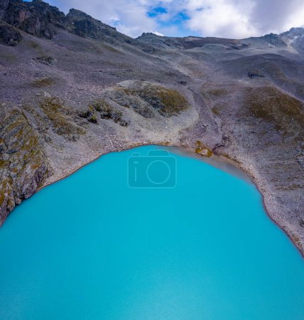 Foto de Vista aérea del lago de montaña Wildsee en Pizol 5 lagos de caminata en Suiza - Imagen libre de derechos