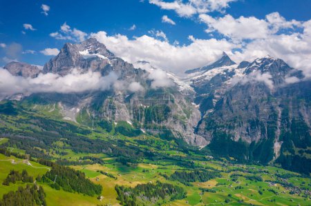Vista sobre el valle alpino Grindelwald. Jungfrau, Suiza. Bajo los Alpes berneses. Pueblo de montaña.