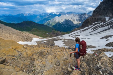 Senderismo de mujer deportiva en los Alpes suizos. Estilo de vida pagano, deporte, belleza en la naturaleza. Valle de Grindelwald, Swizz