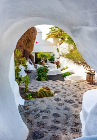 Foto de Nazaret, Lanzarote, Islas Canarias, España - 23 de marzo de 2024: Museo Lagomar o Casa Omar Sharif con jardín de cactus y piscinas, construido en cuevas de roca por César Manrique - Imagen libre de derechos