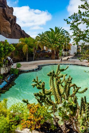 Foto de Nazaret, Lanzarote, Islas Canarias, España - 23 de marzo de 2024: Museo Lagomar o Casa Omar Sharif con jardín de cactus y piscinas, construido en cuevas de roca por César Manrique - Imagen libre de derechos