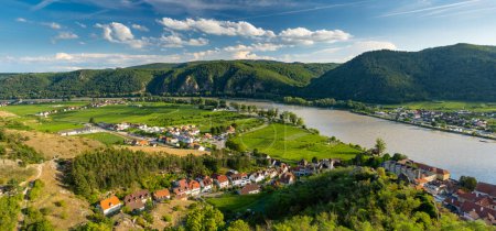 Foto de Panorama del valle de Wachau con el río Danubio cerca del pueblo de Duernstein en la Baja Austria. Región vinícola y turística tradicional, cruceros por el Danubio. - Imagen libre de derechos