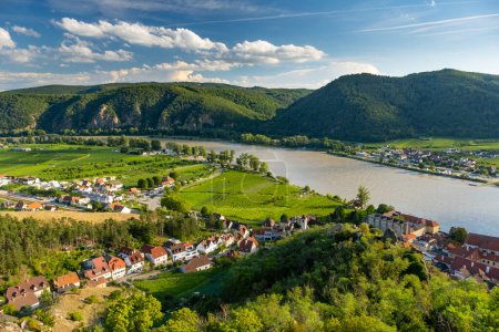 Foto de Panorama del valle de Wachau con el río Danubio cerca del pueblo de Duernstein en la Baja Austria. Región vinícola y turística tradicional, cruceros por el Danubio. - Imagen libre de derechos