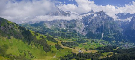 Foto de Vista sobre el valle alpino Grindelwald. Jungfrau, Suiza. Bajo los Alpes berneses. Pueblo de montaña. - Imagen libre de derechos
