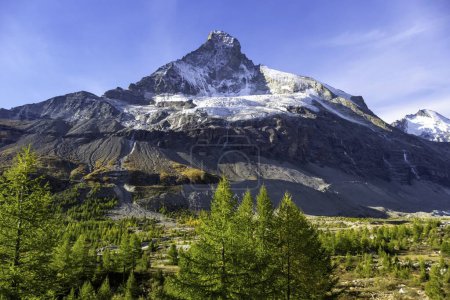 Foto de Amanecer en la cumbre de Matternhorn. La montaña más famosa y más alta de los Alpes suizos. Cima montaña - Imagen libre de derechos