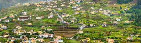 Pueblo de terraza tradicional Sao Vicente, Isla de Madeira, Portugal. Pequeñas casas y jardines entre un paisaje de montaña verde en clima tormentoso.
