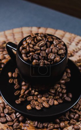Foto de Fotografa de granos de caf, taza llena con granos de caf sobre mesa - Imagen libre de derechos