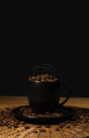 Foto de Fotografa de granos de caf dentro de de taza negra sobre mesa de madera en una habitacin oscura - Imagen libre de derechos