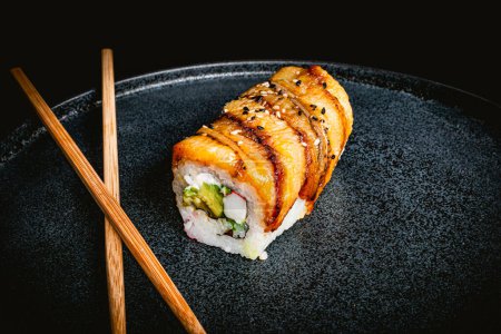 Foto de Rollo de sushi de plátano con cangrejo entero en plato azul, fotografía de sushi delicioso y palillos - Imagen libre de derechos