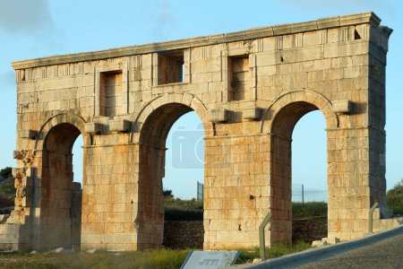 Foto de Kent kapisi, arch in the ancient city of Patara, Turkey. - Imagen libre de derechos