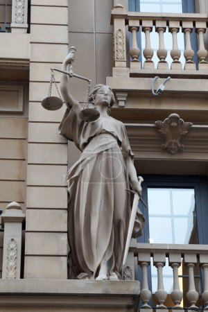 Téléchargez les photos : Statue of the ancient Greek goddess of justice Themis with scales and a sword on the facade of the building close-up - en image libre de droit