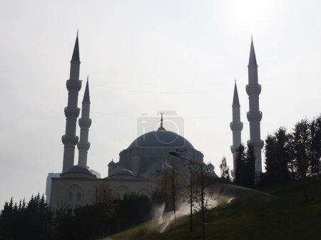 Foto de Mosque with four minarets in Istanbul, Turkey. - Imagen libre de derechos