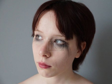 Foto de Triste adolescente con el pelo corto y oscuro y rímel untado sobre sus ojos de lágrimas. - Imagen libre de derechos