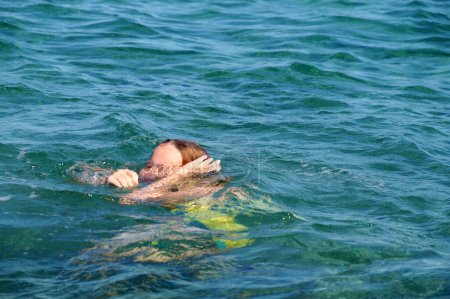 Foto de Ahogamiento ahogamiento chica en el mar de cerca. - Imagen libre de derechos