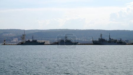 Foto de Buques navales en el puerto de Varna Bulgaria. - Imagen libre de derechos