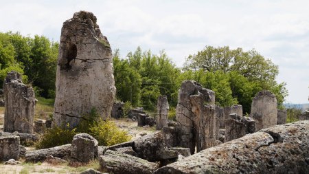 anciens piliers de pierre dans le parc naturel Pierres cassées en Bulgarie.