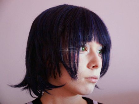 retrato de una triste adolescente en estilo anime con pelo azul y ojos verdes, vista lateral