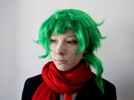 Teenager-Mädchen mit grünen Haaren und grünen Augen in rotem Schal, Cosplay der Anime-Figur Midori.