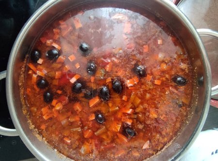 Téléchargez les photos : Soupe à la viande bouillante solyanka aux olives gros plan - en image libre de droit