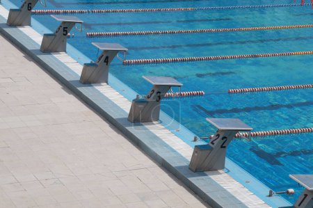 Foto de Bloques de partida en carriles de piscina competitivos. - Imagen libre de derechos