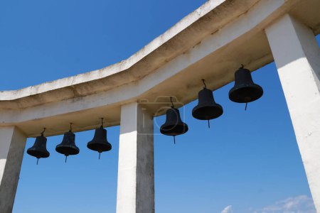 Glocken mit den Namen der Schiffe der Flottille von Admiral Uschakow auf einer steinernen Stele am Kap Kaliakra in Bulgarien