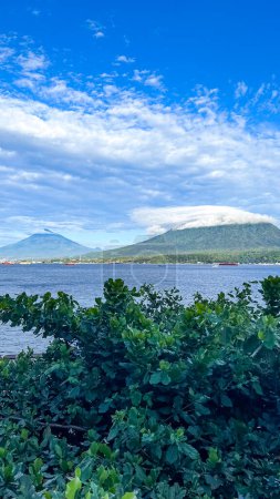 Foto de Vulcano del estrecho de Lembeh, Sulawesi del Norte, Indonesia. - Imagen libre de derechos