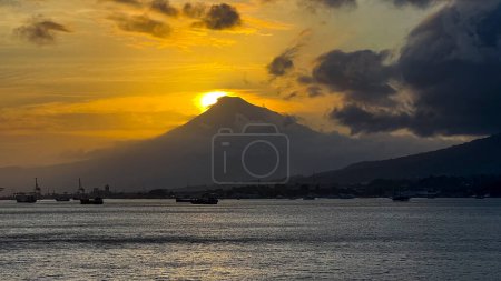 Foto de Vulcano del estrecho de Lembeh, Sulawesi del Norte, Indonesia. - Imagen libre de derechos