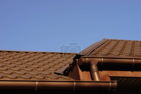 Foto de Techo de baldosas marrón en el cielo azul en un día soleado - Imagen libre de derechos