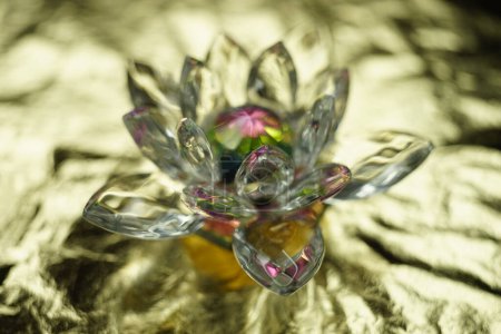Foto de Flor de loto de cristal sobre una brillante mesa dorada - Imagen libre de derechos