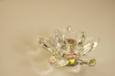 Foto de Flor de loto de cristal sobre una mesa blanca - Imagen libre de derechos