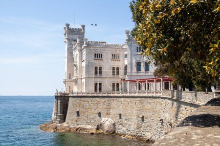 Hermoso Castel Miramar en la costa pf Trieste en el norte de Italia