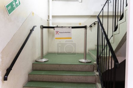 Foto de La barrera de la cuerda en la escalera con barandilla, señal de salida de emergencia y señal de advertencia no entran - Imagen libre de derechos