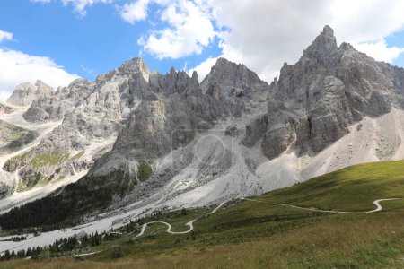 Téléchargez les photos : Alpes italiennes du groupe Dolomites dans le nord de l'Italie entre la Vénétie et le Trentin en été - en image libre de droit