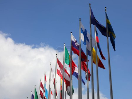 Téléchargez les photos : Grands drapeaux internationaux flottant lors de la réunion internationale - en image libre de droit