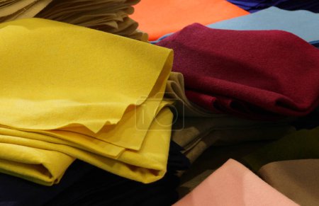 Foto de Retazos de tela de fieltro y telas de colores para la venta en la tienda de telas - Imagen libre de derechos