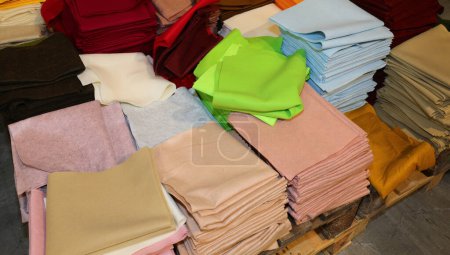 Téléchargez les photos : Chutes de feutre et tissus colorés à vendre dans la boutique de tissus - en image libre de droit