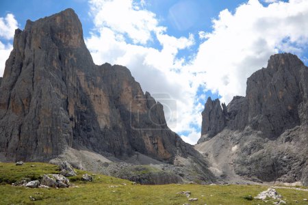 Téléchargez les photos : Dolomites dans les Alpes européennes de la chaîne de montagnes appelée Pale di San Martino ou Pala Group en Italie - en image libre de droit