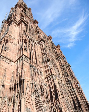 Téléchargez les photos : Statues de saints et de religieux sur la façade de l'ancienne cathédrale Notre-Dame de Strasbourg en France - en image libre de droit