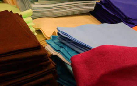 Foto de Retazos de tela de fieltro y telas de colores para la venta en la tienda de telas - Imagen libre de derechos