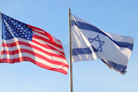 Dos grandes banderas estadounidenses e israelíes ondeando en el cielo