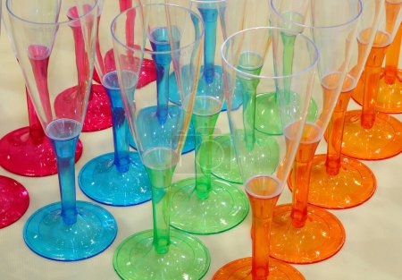 Foto de Copas para beber champán con muchos colores durante la recepción - Imagen libre de derechos