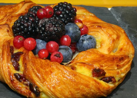 Téléchargez les photos : Pâtisserie avec crème anglaise et groseilles et fruits frais pour un délicieux petit déjeuner - en image libre de droit