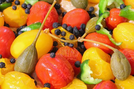 Téléchargez les photos : Produits méditerranéens frais tels que tomates cerises jaunes et rouges et câpres - en image libre de droit