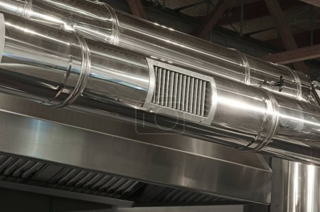 Foto de Ventilación de aire en una tubería de acero del sistema de aire acondicionado - Imagen libre de derechos