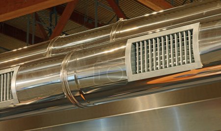 Téléchargez les photos : Tube en acier avec grande buse pour la sortie d'air du système de climatisation industriel - en image libre de droit