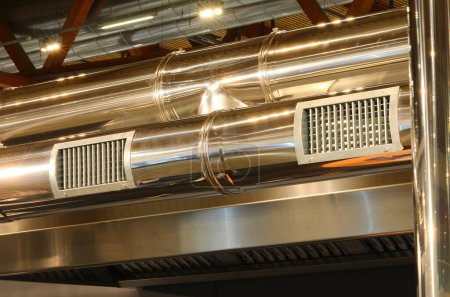 Foto de Tubo de acero con boquilla para la salida de aire del sistema de aire acondicionado industrial - Imagen libre de derechos