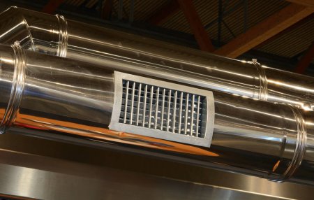 Foto de Tubo de acero con boquilla para la salida de aire del sistema de aire acondicionado industrial - Imagen libre de derechos