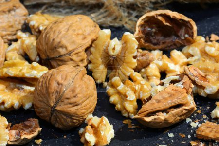 Téléchargez les photos : Coquilles cassées de noix avec le grain comestible à l'intérieur - en image libre de droit