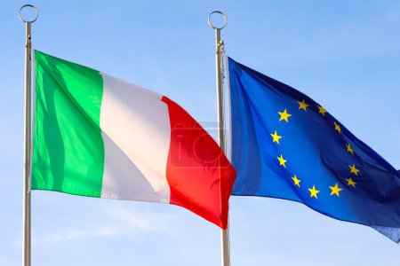 Deux grands drapeaux de l'ITALIE et de l'UNION EUROPÉENNE