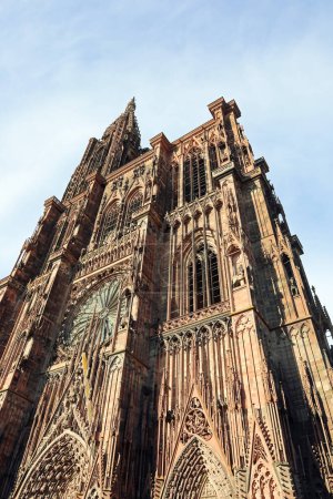 Foto de Catedral gótica de Estrasburgo en Francia sin terminar porque solo hay un campanario en lugar de dos - Imagen libre de derechos